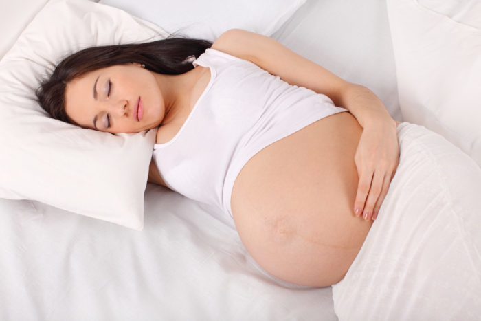 spí na břiše během těhotenství