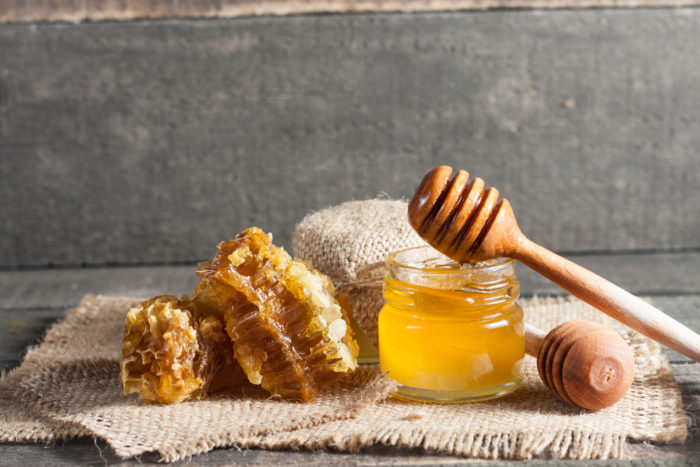 výhody přírodního akné manuka medu
