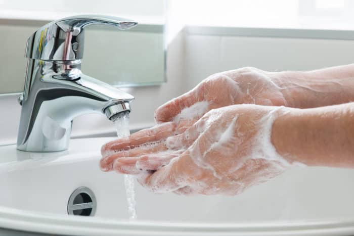 umyjte si ruce po toaletě
