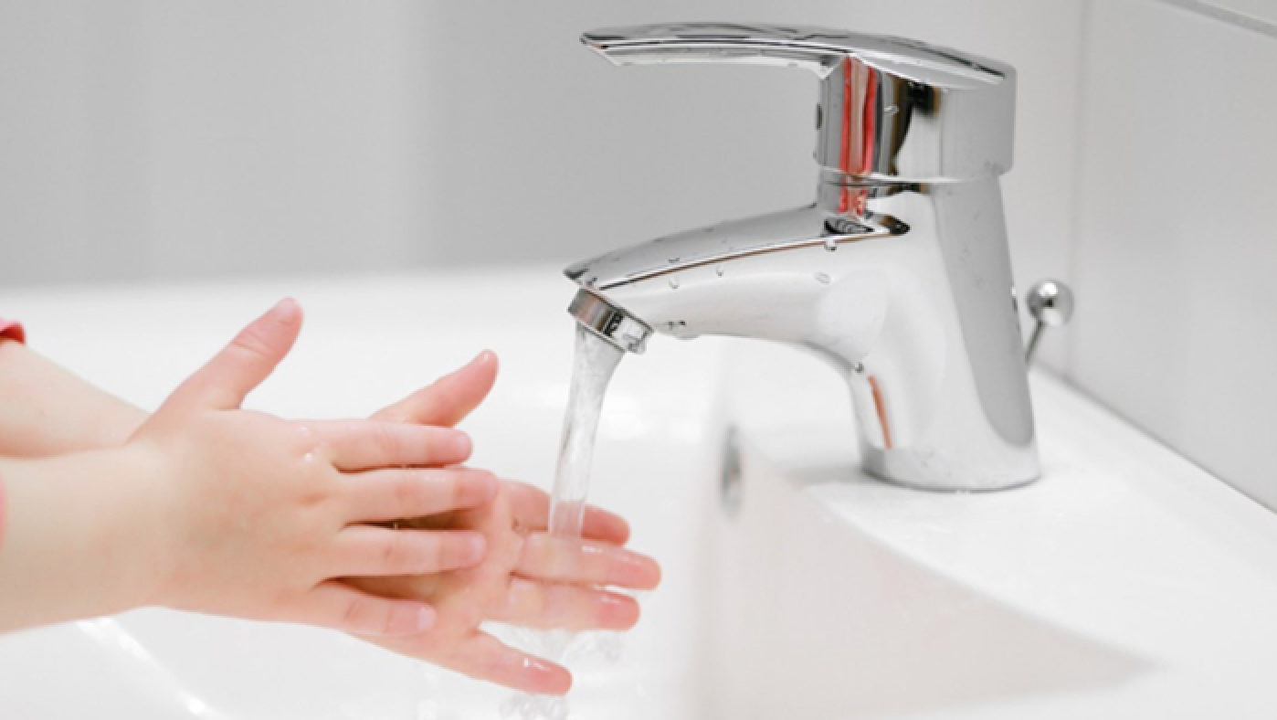 umyjte si ruce tekoucí vodou