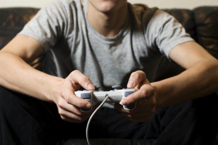 závislý na online hrách hrajících online hry