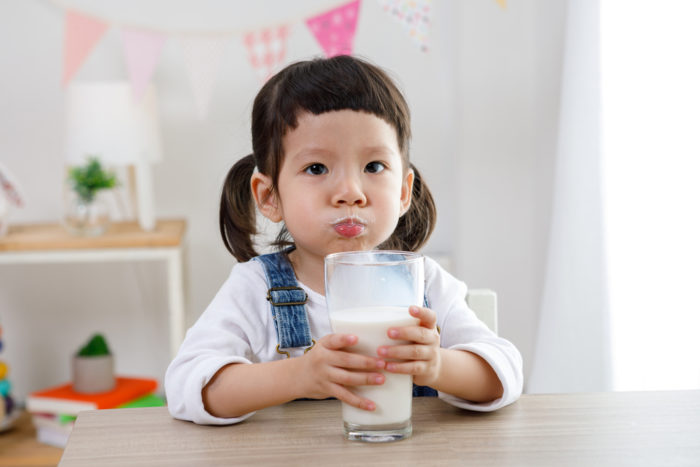 děti pijí kravské mléko