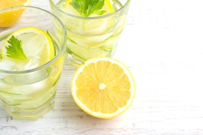 pít citronovou vodu