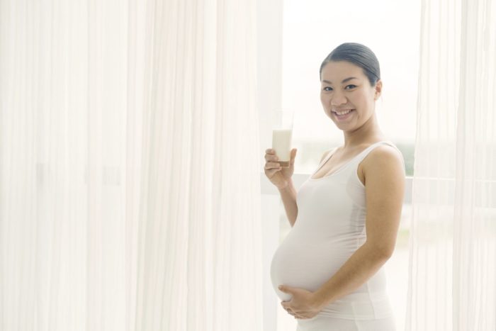 těhotné ženy pijí mléko