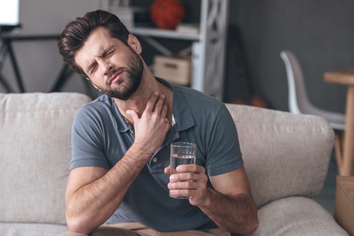proč je chřipka poznamenaná polykáním bolesti