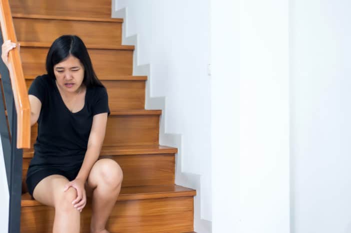 koleno ubližuje při lezení po schodech