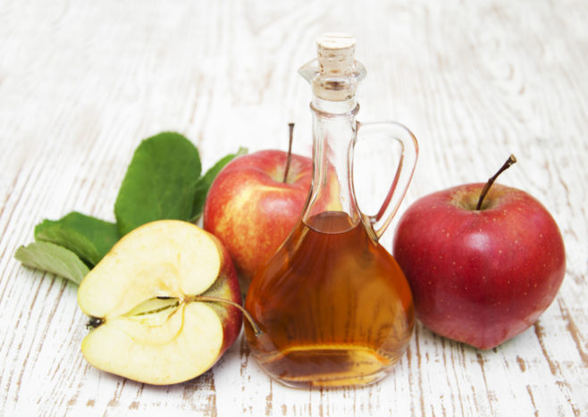 výhody jablečného octa jako přírodní léčby lupénky