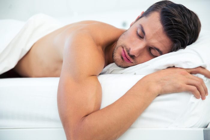 výhody spaní nahé
