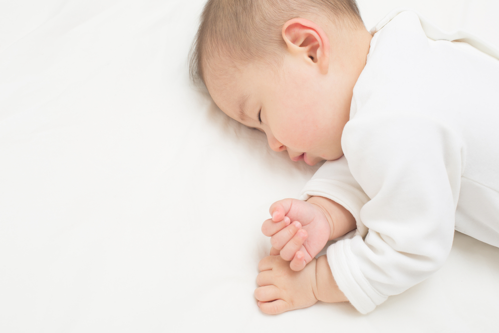 dítě spí po očkování