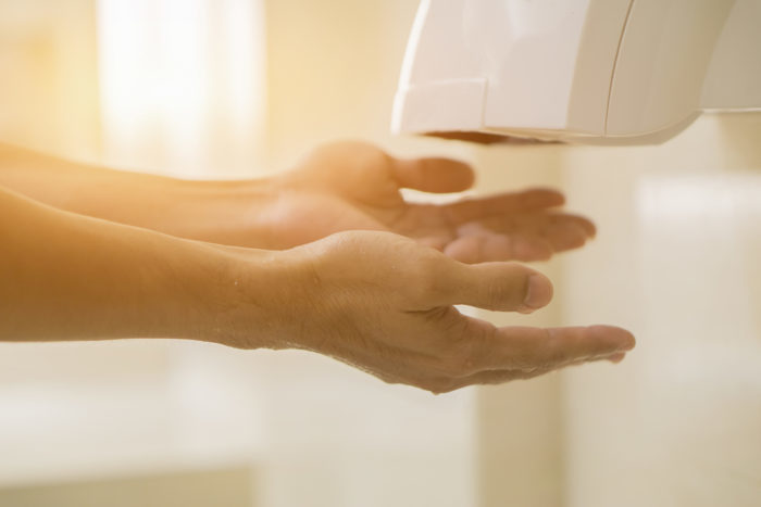 Vysoušejte ruce sušícím strojem místo rozštěpení více bakterií