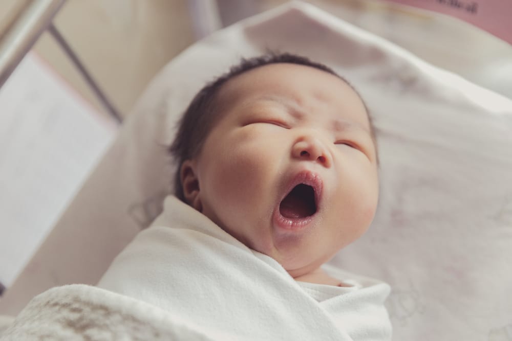 dítě narozené ještě zabalené v amniotickém vaku