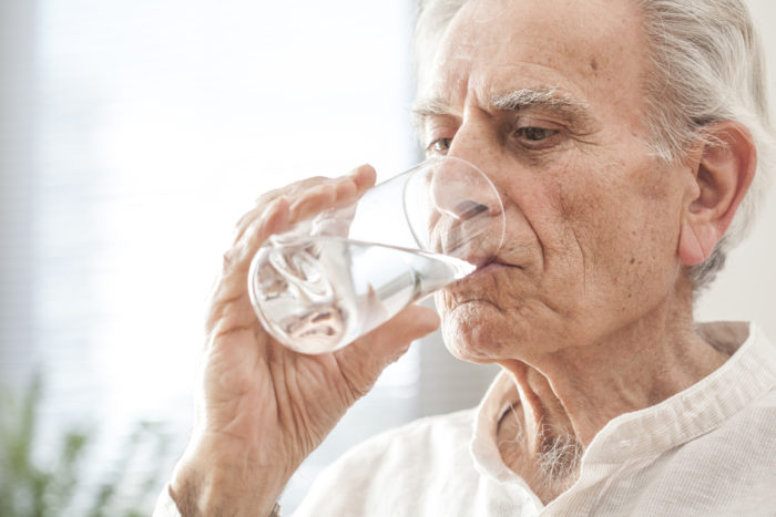 starší lidé pijí příliš mnoho vody