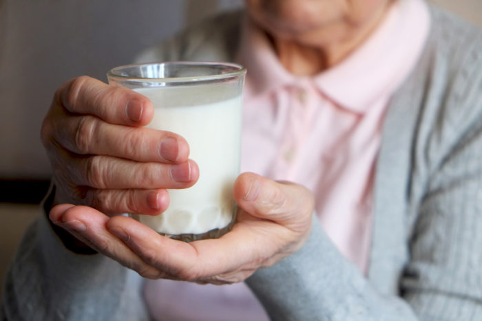 Potřebujete starší lidi, abyste pili mléko