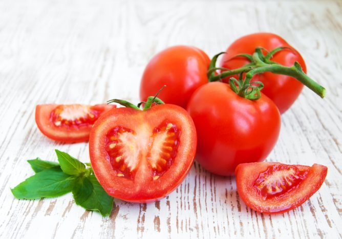 rajčata jsou přínosem červené zeleniny
